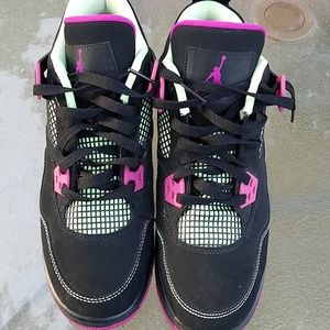 Air Jordan retro 4 shoes.